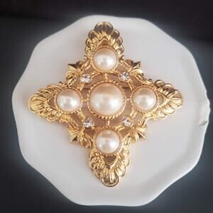 KJL for Avon Brooch Pendant Gold Tone with Faux Pearls Kenneth J Lane‎ Vintage